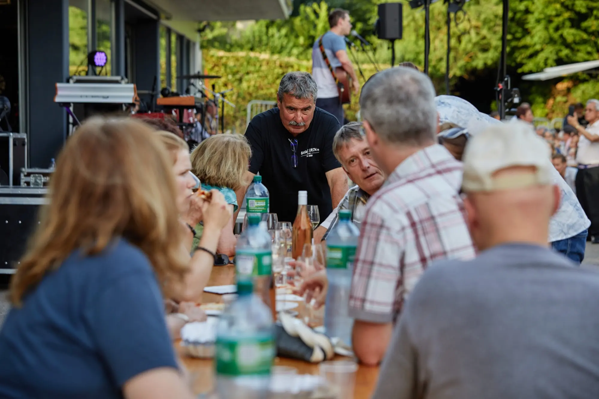 Des invités attablés, en pleine discussion.