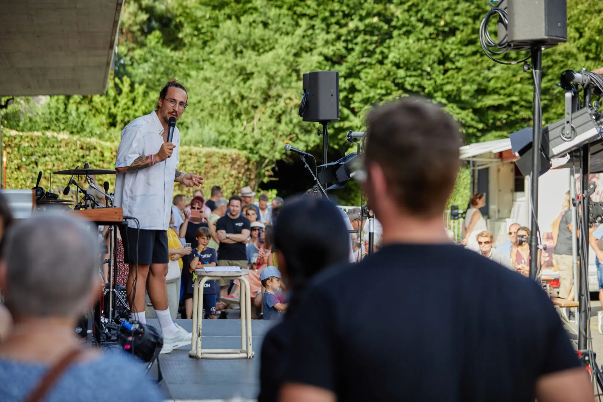 Une prise de parole au micro, devant le public réuni en plein air.